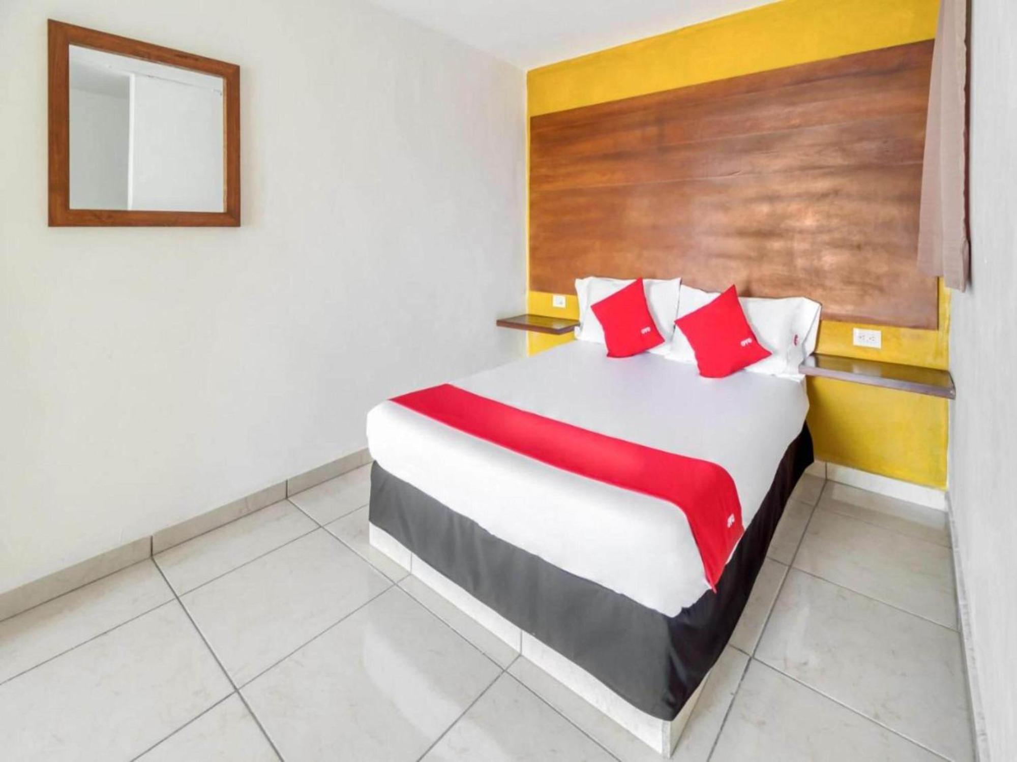 Oyo Hotel Familiar Tollan โชลูลา ภายนอก รูปภาพ