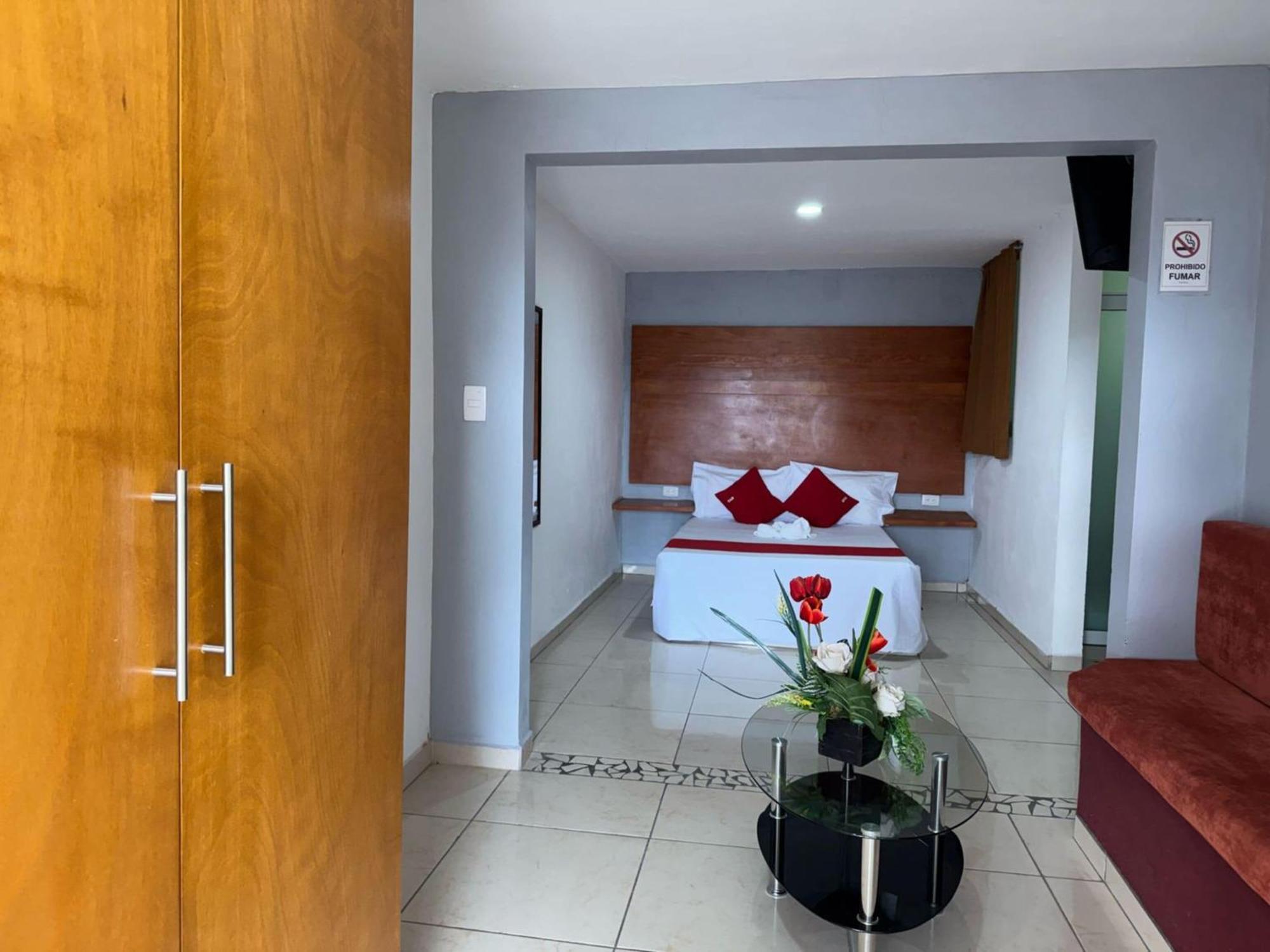 Oyo Hotel Familiar Tollan โชลูลา ภายนอก รูปภาพ