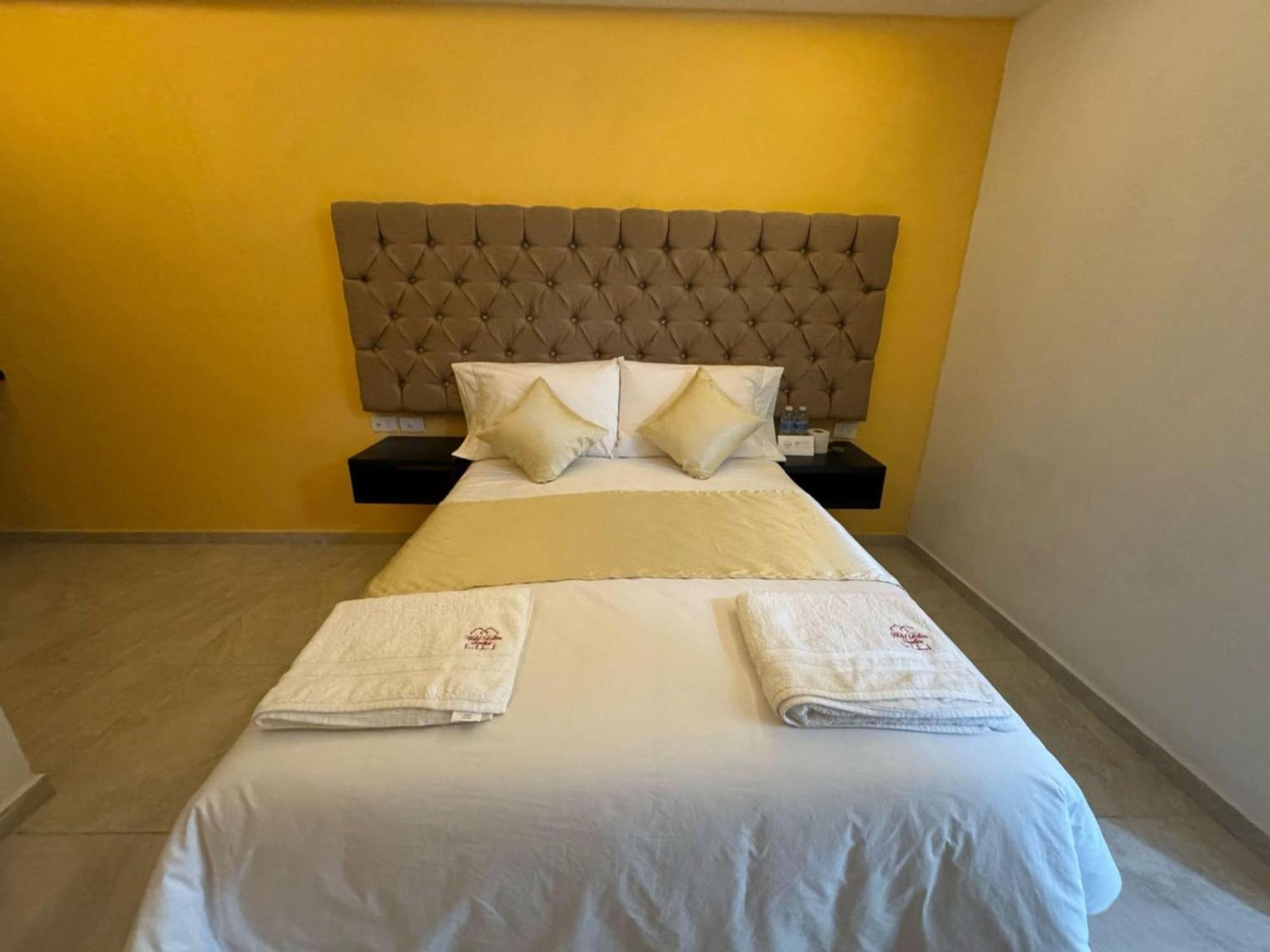 Oyo Hotel Familiar Tollan โชลูลา ภายนอก รูปภาพ