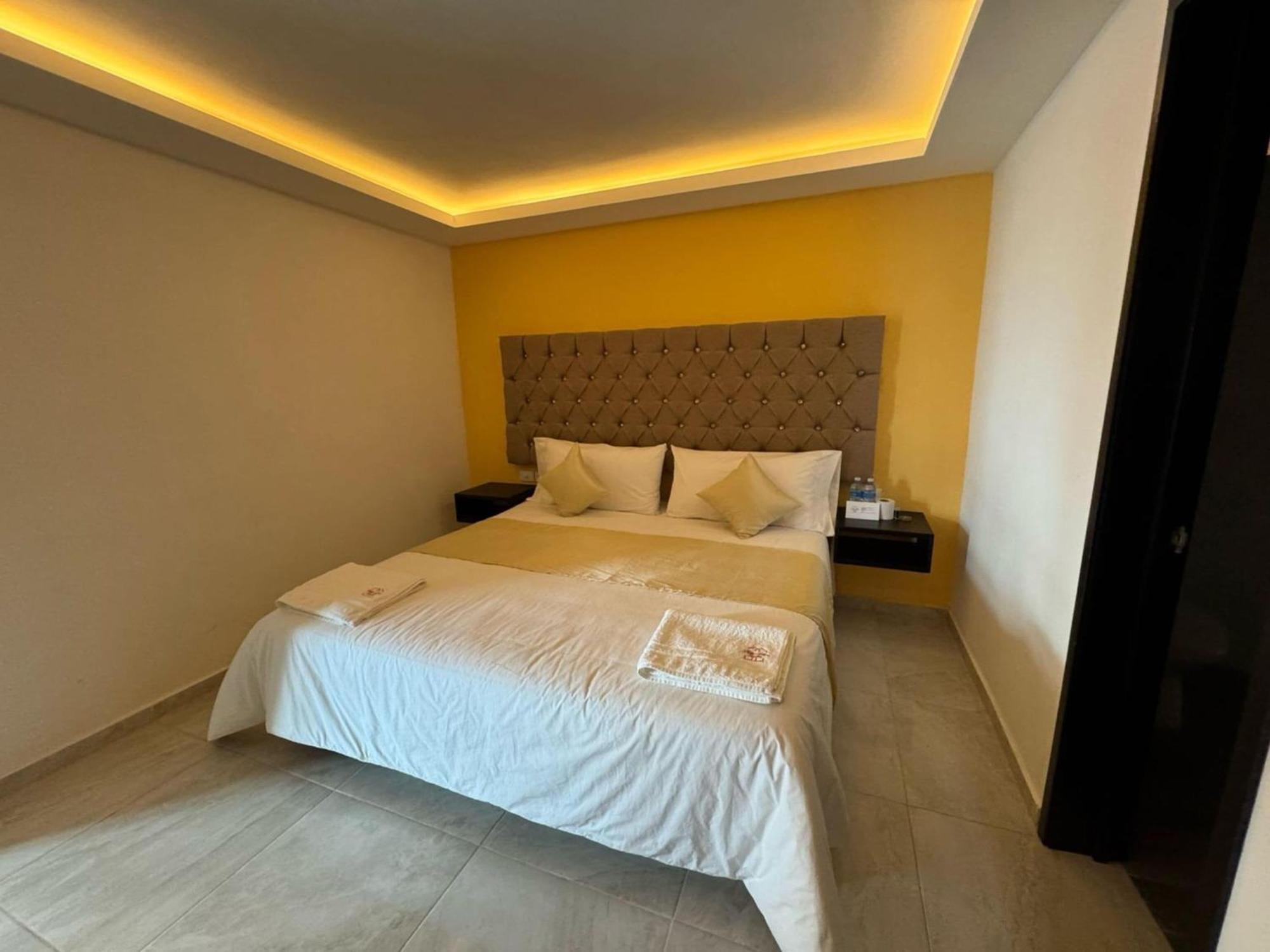 Oyo Hotel Familiar Tollan โชลูลา ภายนอก รูปภาพ