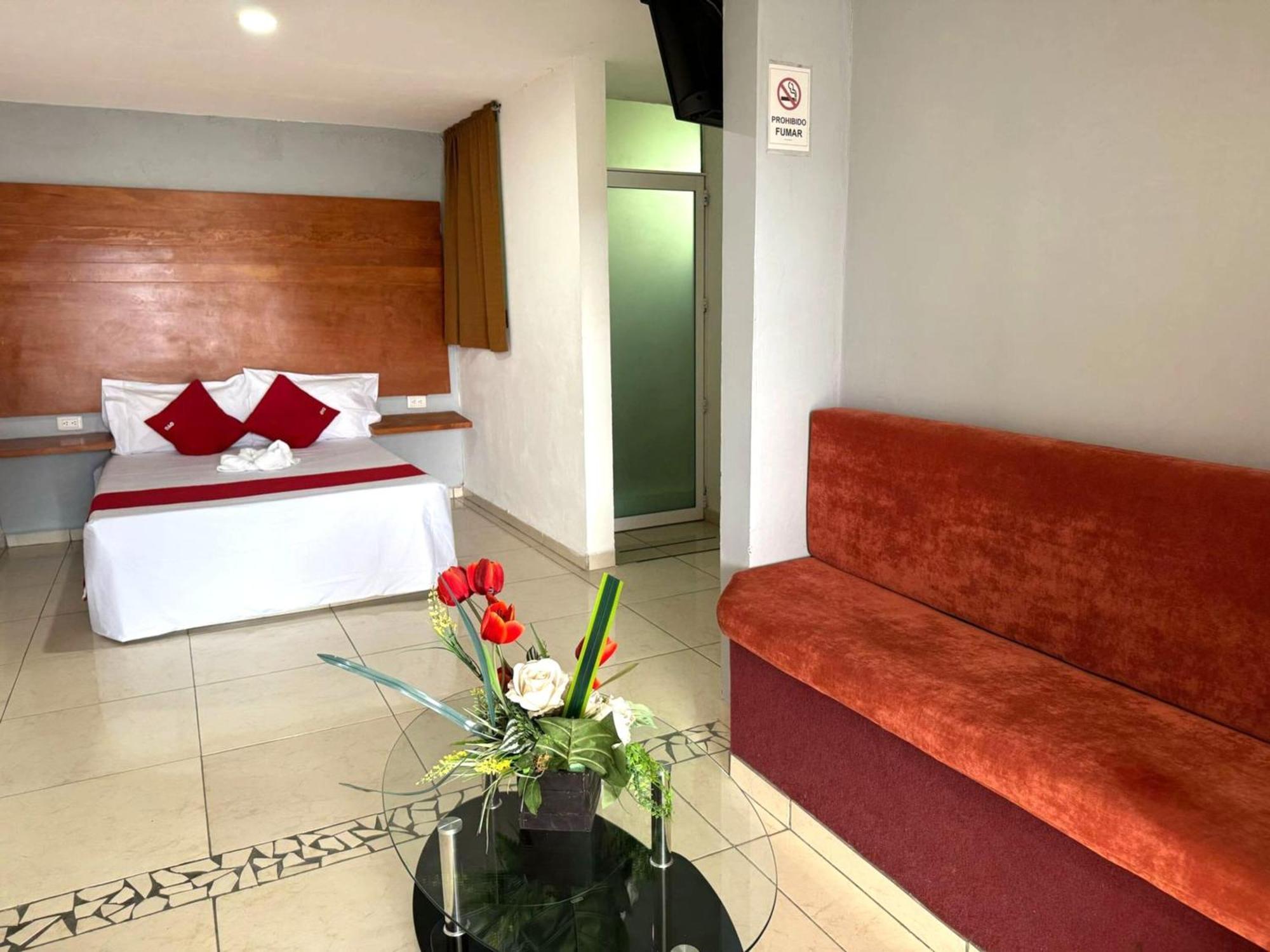 Oyo Hotel Familiar Tollan โชลูลา ภายนอก รูปภาพ